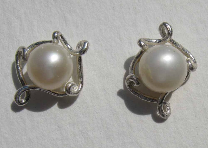 Pea Pod Post Earrings in Silver or Gold